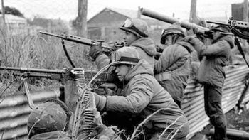 De Luca combatió en Malvinas y sufrió una herida de bala, pero su amor propio le permitió salir adelante y brillar en el fútbol. De Luca combatió en Malvinas y sufrió una herida de bala, pero su amor propio le permitió salir adelante y brillar en el fútbol.