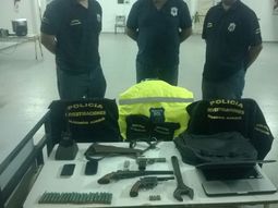 desarticulan una banda que robaba en carilo desarticulan una banda que robaba en carilo