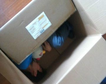 Casi muere al enviarse por correo a su novia en una caja