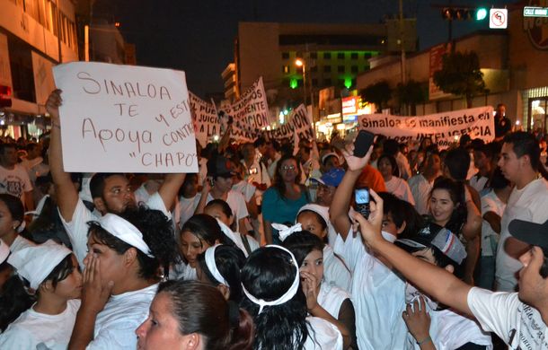 Multitudinaria marcha en apoyo al Chapo Guzmán en México