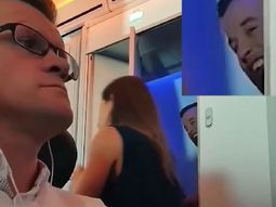 Una pareja saliendo del baño de un avión se vuelve viral Una pareja saliendo del baño de un avión se vuelve viral