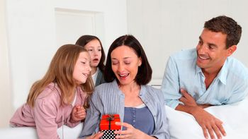 dia de la madre: ¿que regalos prefieren las mamas y cuales les compran sus hijos? dia de la madre: ¿que regalos prefieren las mamas y cuales les compran sus hijos?