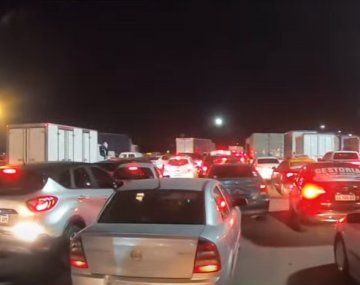 Caos en la autopista Buenos Aires-La Plata por un corte de camioneros