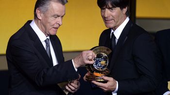 simeone no pudo: low fue premiado como el mejor tecnico de 2014 simeone no pudo: low fue premiado como el mejor tecnico de 2014