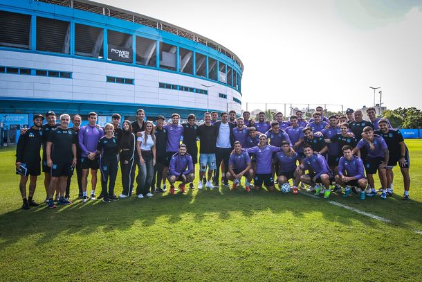 Gabriel Gago, el hincha baleado en Brasil, fue recibido por Racing