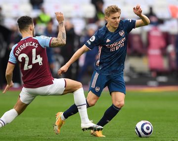 West Ham y Arsenal protagonizaron un emotivo derbi en Inglaterra