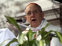 Jorge Bergoglio cuando ofrecía una misa en Liniers por el 7 de agosto. Jorge Bergoglio cuando ofrecía una misa en Liniers por el 7 de agosto.