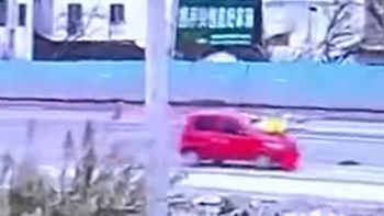 video: atropello a una mujer y la arrastro por 50 metros video: atropello a una mujer y la arrastro por 50 metros