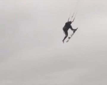 Un kitesurfista desafía a la tormenta de Santa Rosa.