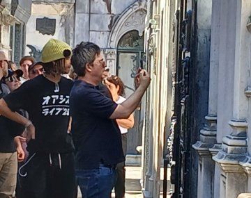 Noel Gallagher en la tumba de Eva Perón.