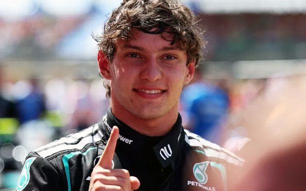 Kimi Antonelli (Mercedes) logró la pole en Silverstone. Kimi Antonelli (Mercedes) logró la pole en Silverstone.