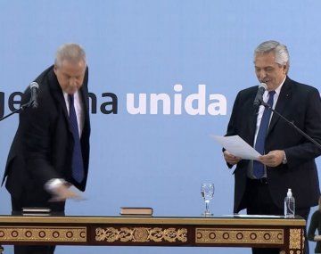 Jaime Perczyk separó la Biblia de la Constitución al momento de la jura