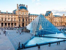 Robo en el Louvre: un turista registró el momento en que roban una de las joyas