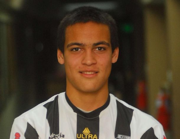 Lautaro Martínez con la camiseta de Liniers de Bahía Blanca