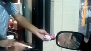 prometio regalarle comida a un indigente, pero le tiro un vaso de agua prometio regalarle comida a un indigente, pero le tiro un vaso de agua