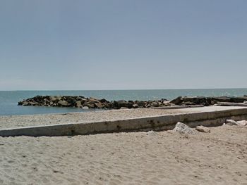 Se arrojó al mar para buscar una botella con un mensaje y murió ahogado