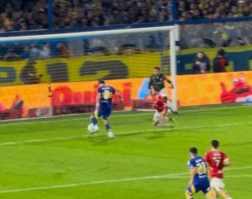 El insólito gol errado de Carlos Palacios para Boca ante Independiente