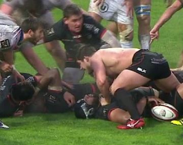 Dejó todo: un rugbier jugó sin camiseta los últimos minutos de un partido