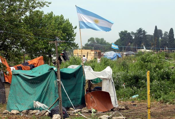 En medio de la tensión, un juez pidió que se asegure la paz social en el predio tomado en Merlo