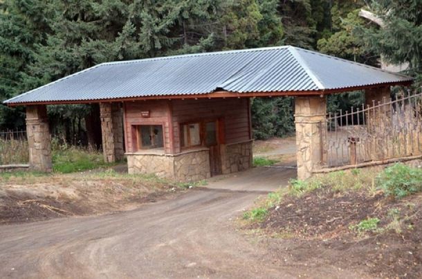 Ingreso al barrio donde ocurrió el hecho. Gentileza del portal La Angostura Digital.