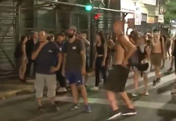 El insólito episodio que protagonizó un manifestante frente a la Policía en el Congreso