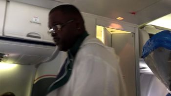 ¡no fue gracioso! dijo que tenia ebola y lo bajaron del avion ¡no fue gracioso! dijo que tenia ebola y lo bajaron del avion