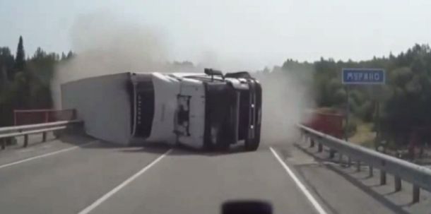 Te lo ruego, frená: el dramático pedido de una conductora en un accidente de película