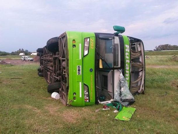 Por los fuertes vientos, volcó un micro en la Ruta 2