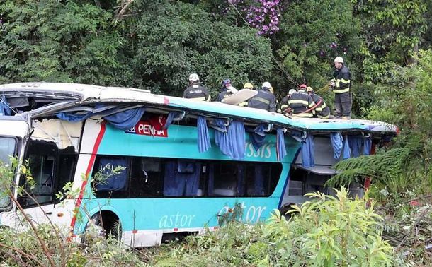 Un autobús se precipitó por un barranco y provocó al menos 14 muertos