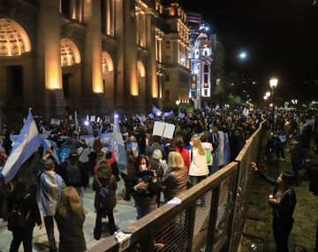 Opositores al Gobierno marcharon a Tribunales con insólitas consignas y confusas pancartas