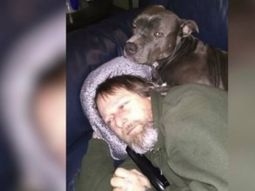 El hombre de 48 años siempre vivió rodeado de perros