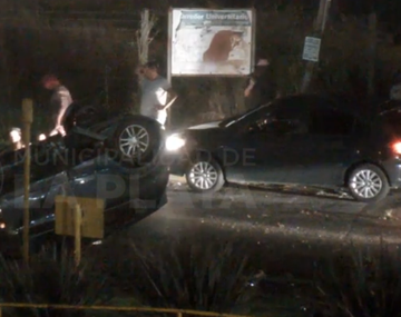 Cámaras de seguridad captaron un tremendo vuelco en La Plata
