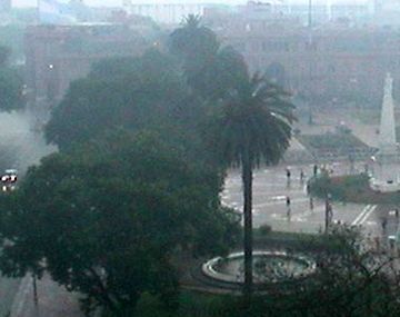 Diluvia en la Capital y rige un alerta por caída de granizo