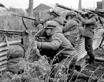 De Luca combatió en Malvinas y sufrió una herida de bala, pero su amor propio le permitió salir adelante y brillar en el fútbol.&nbsp;