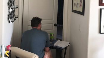 La foto del hombre que no se separa de su esposa se volvió viral La foto del hombre que no se separa de su esposa se volvió viral