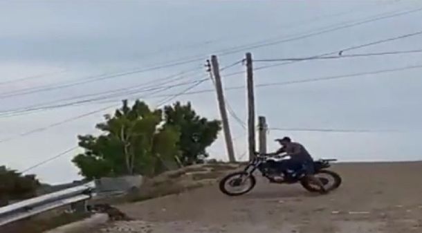 Hizo una mala maniobra con la moto y terminó mal