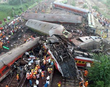 Tragedia en la India: así rescataron a las víctimas del accidente ferroviario