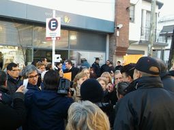 fuerte protesta de vecinos en ituzaingo y castelar contra el tarifazo en el gas fuerte protesta de vecinos en ituzaingo y castelar contra el tarifazo en el gas