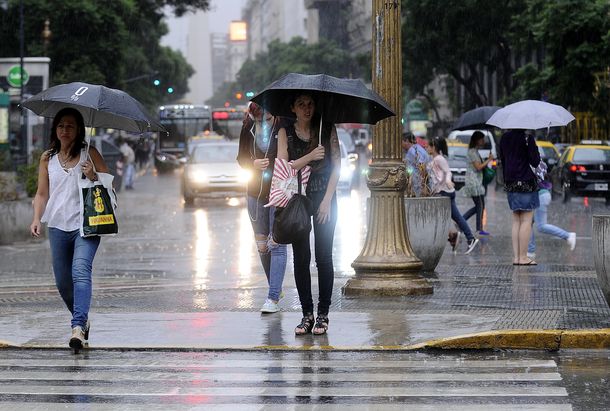 Rige un alerta por lluvias y tormentas intensas en la Ciudad y Provincia