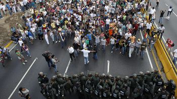 protestas y cacerolazos en caracas mientras maduro era proclamado protestas y cacerolazos en caracas mientras maduro era proclamado