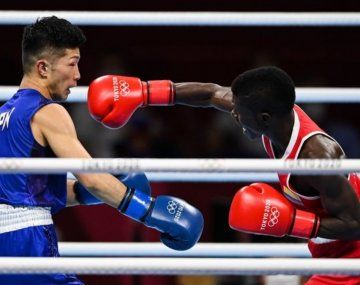 Polémico fallo: un boxeador salió en silla de ruedas