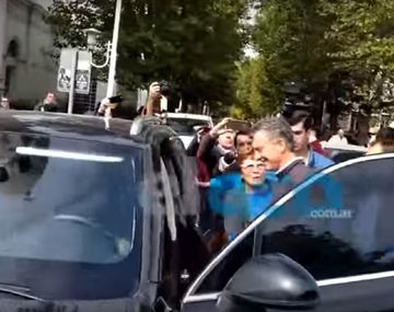 Insultaron a Macri a la salida de una iglesia en Tandil