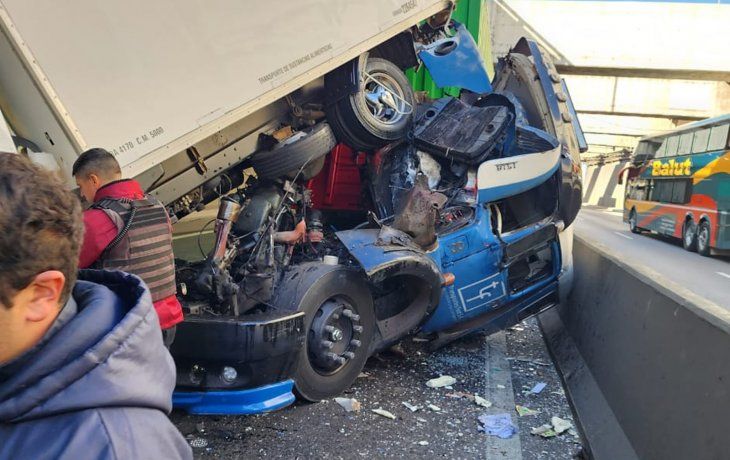 Choque entre dos camiones en el Paseo del Bajo: un conductor quedó atrapado