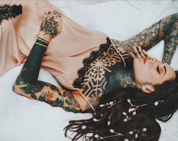 Candelaria Tinelli antes de realizarse el piercing