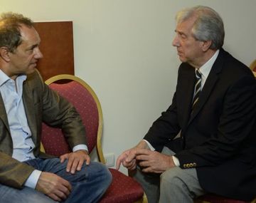 Scioli visitó una vez más a Tabaré Vázquez en su bunker de campaña