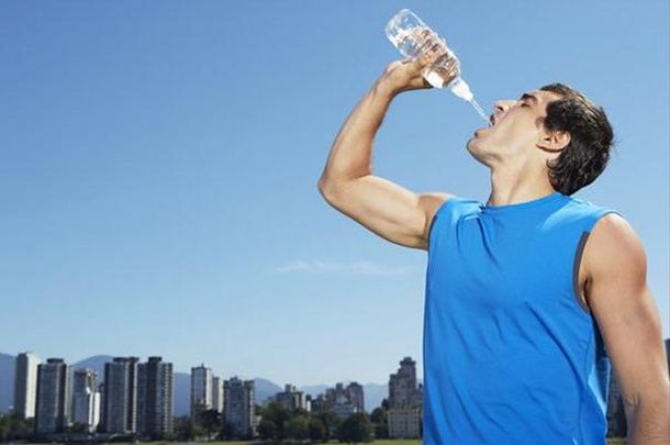 Crean una botella que se llena sola con partículas de aire