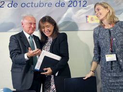 Castelao, junto a la consejera gallega de Trabajo, Beatriz Mato (centro), y la secretaria general de Inmigración y Emigración, Marina del Corral (derecha), en un acto el martes pasado.
