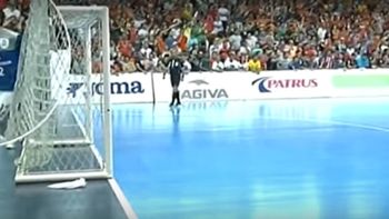 video: el brasilero falcao se olvido de los goles y escupio a hinchas video: el brasilero falcao se olvido de los goles y escupio a hinchas