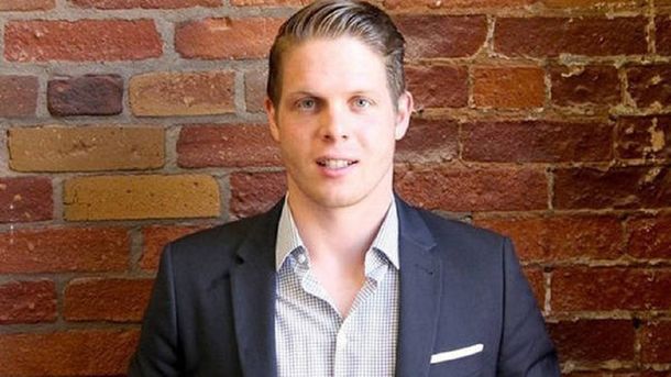 Joven apuesto busca a alguien que se llame como su ex para recorrer el mundo