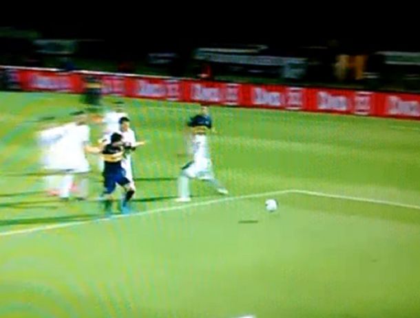 La insólita defensa de los hinchas de Boca: ¿esto fue penal a Lodeiro?